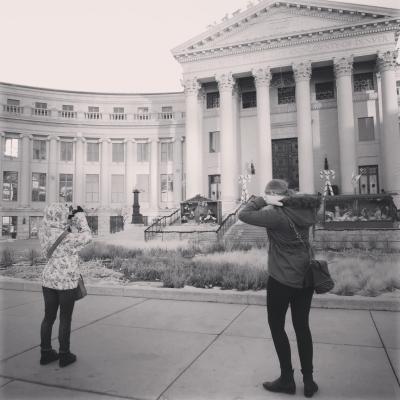 Das bin ich, wie ich ein Foto vom Gerichtsgebäude mache. // That's me taking a photo of the court building.